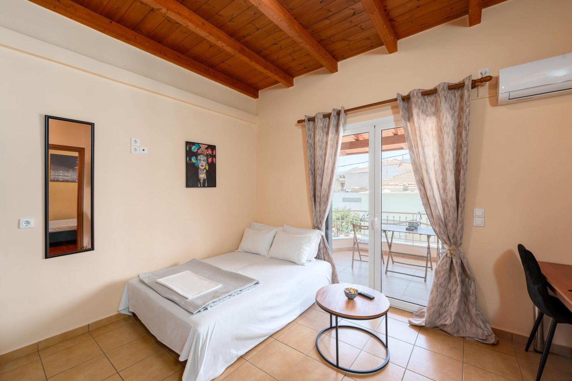 Eagle'S Nest City Apartments Aigio Esterno foto